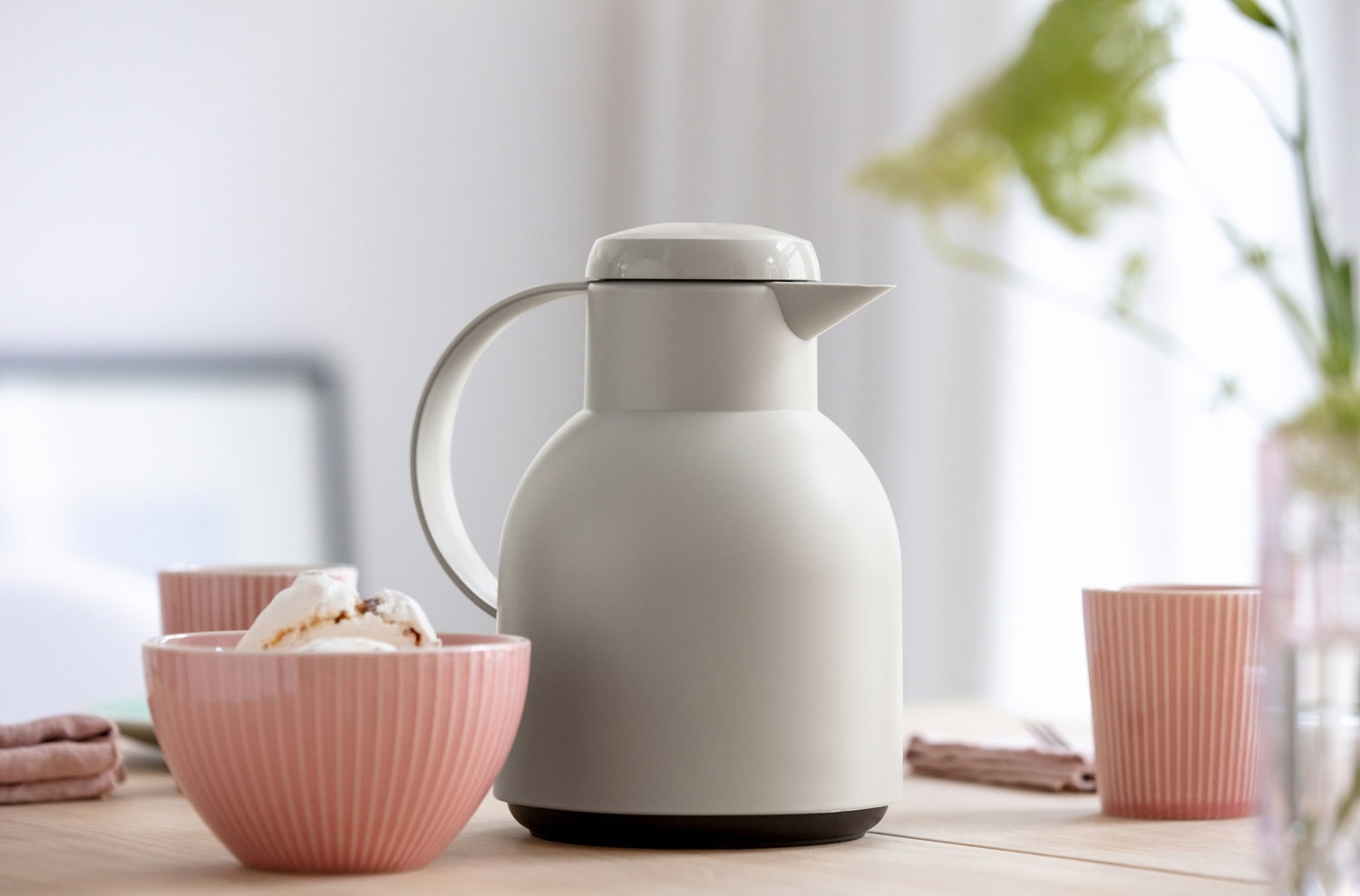 Emsa Samba Isolierkanne Teekanne Kaffeekanne Kunststoff Glas pudergrau 1 Liter