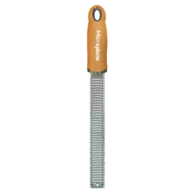Küchenreibe mit orangefarbenem Griff. Microplane
